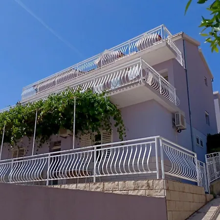 Bertie's - Four Bedroom A4 *