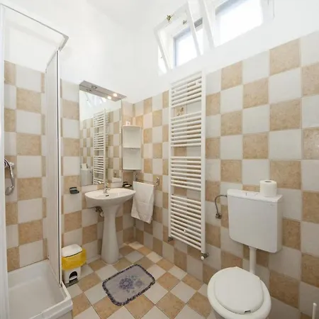 Bertie's - Four Bedroom A4 Apartment Smokvica (Korcula)